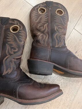 Ariat Brown Leather Cowboy Boots with Tan Stitching